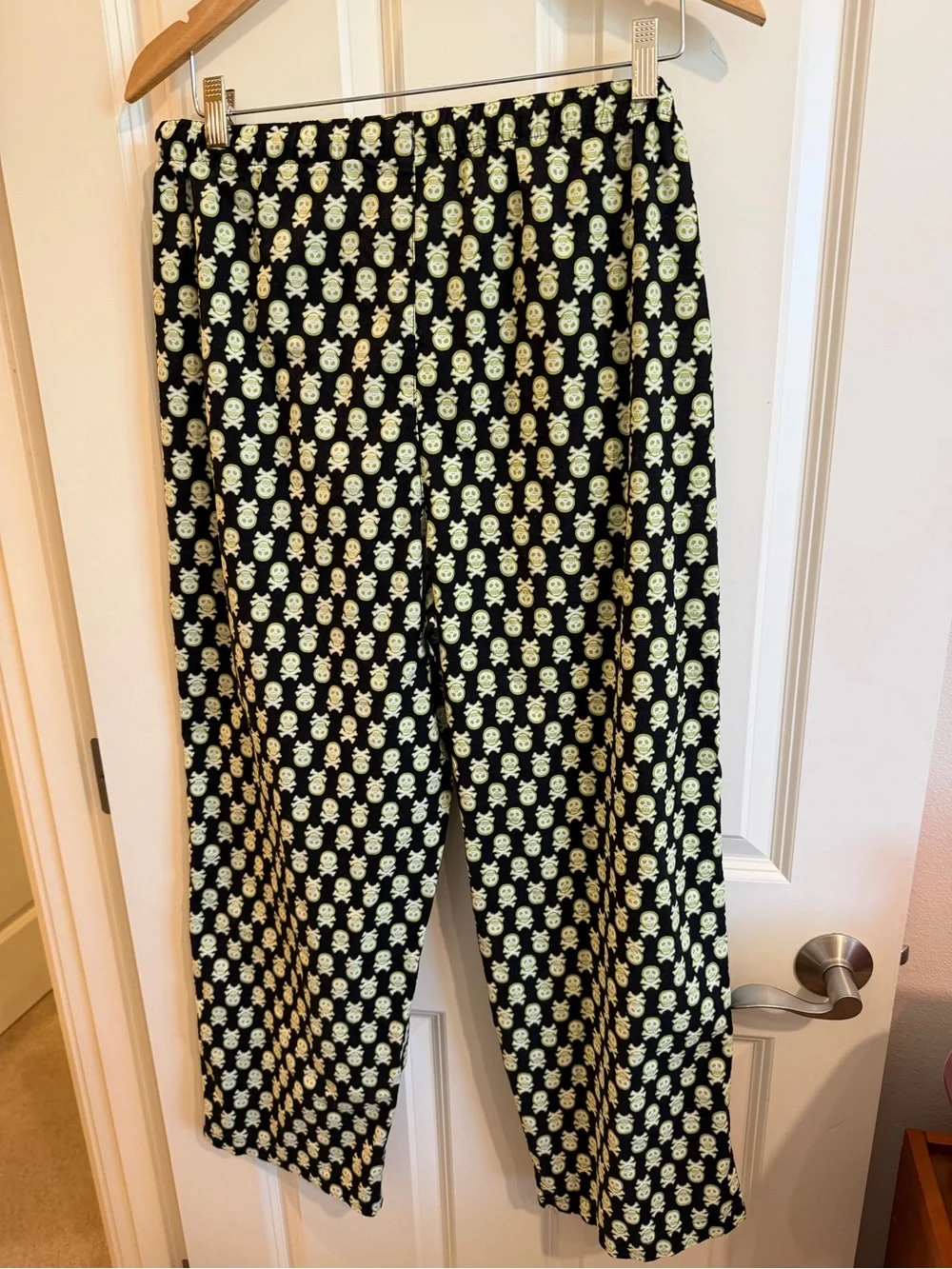 Men’s skull print old navy pajama pants, size large